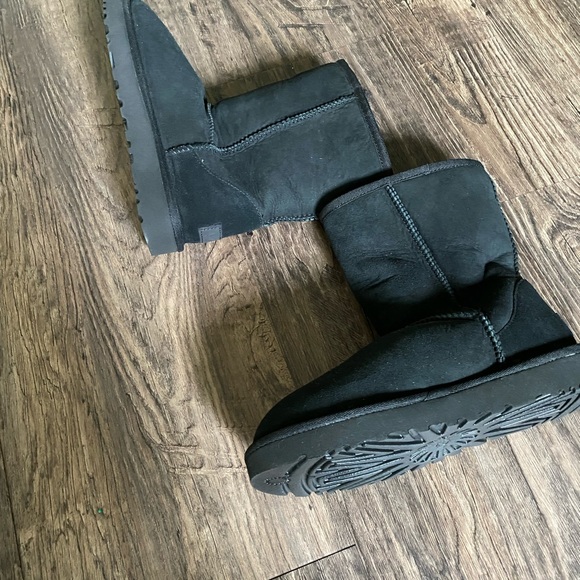 UGG Women’s Classic Short Black Boot Size 6 - Picture 1 of 7
